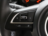 【ステアリモコンスイッチ】ハンドル装備されいるリモコンで運転中にナビゲーションのチャンネルや曲を変えることが出来ます。運転しながらの危険なナビ操作がなくなりますので安心です。