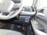 電動格納式ミラーです。ボタン一つで開閉できるのですれ違い時や駐車時に便利です!