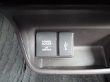 ナビ接続可能なUSBジャックが装備されています。