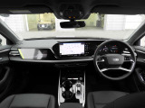 安全で快適な運転をサポートするアウディバーチャルコックピット。多機能でありながら優れた操作性で、シンプルで美しいインテリアデザインに溶け込んでいます。