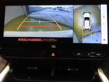 パノラミックビューモニター付きです。車両を上から見たような映像をディスプレイオーディオ画面に表示。運転席からの目視だけでは見にくい、車両周辺の状況をリアルタイムでしっかり確認できます。