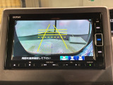 リバースギアに入れるだけで後方の表示へ切り替わります。夜間や雨の日の駐車も楽になりますよ。