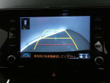 バックガイドモニター付き。車両後方の映像をナビ画面に表示し、駐車などの後退操作をサポートします。
