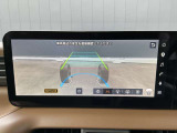 車の下が見えるインビジブルフードビュー。目の前に落下物や水溜まりが!そんなとき、まるで車の下が透けて見えるような映像を確認しながら、死角となる直前の障害物もスムースに回避。接触などを未然に防ぎます。