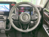 インテリアに合わせたデザインのステアリングは、運転される方のことも考え、運転しやすい形状、大きさです。是非一度、実際に触ってお確かめください。