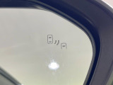 【ブラインドスポットモニター】走行中、ドアミラーの死角になりやすい箇所に後続車が接近するとサイドミラーのレンズに警告を表示!ドライバーに注意喚起をしてくれます。