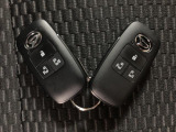 電子カードキーを携帯していれば、ドアハンドルやバックドアのリクエストスイッチを押すだけでドアの施錠・解錠が出来ます♪もちろん 遠隔操作も可能です!盗難防止のイモビライザー機能装備ですよ ☆