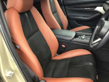 マツダ車のシートは人間工学に基づき設計されています。ハンドルを握る体勢が自然なポジションになるようにシートの作り込みをおこなっていますので、ロングドライブでも疲れにくいです!