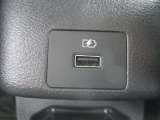 USBケーブルを接続できます。
