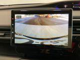 【バックカメラ】運転が苦手な方も車庫入れラクラクです!ギアをリバースに入れれば自動的に切り換わりますので、面倒な操作は不要です♪狭い駐車場もお車を傷つけず安心ですね!