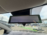 スマートルームミラーも付いています。後方ピラーや荷物、後席に同乗している方や曇りなど視界が遮られた場合でも後方カメラからの映像で安全確認をすることができます。