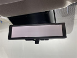 【デジタルルームミラー】車両後方カメラの映像をルームミラーに映すことが出来ます。 そのため、後席に人や荷物があって後方が見えづらい場合でもしっかり視界を確保することが出来ます。
