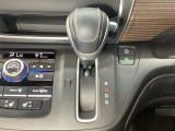 CVT車のセレクトレバーです。低速から高速まで、変速ショックのないスムーズな走りを実現するとともに、エンジン効率のよい領域を維持することで燃費にも貢献します。