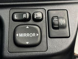 【電動格納ミラー】サイドミラーは電動格納式となっており、狭い駐車場でもキズがつくリスクを抑えられます。