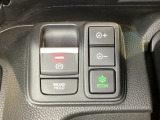 セレクトレバーの右に電子制御パーキングブレーキがあります。スイッチひとつで、停車した地点の傾斜などをシステムが検知・判断してブレーキ力を自動的に最適制御し、しっかり停車できるパーキングシステムです。