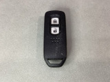 スマートキーを装備しています。鍵を差し込むことなくドアロックの開け閉めと、スタートボタン操作でのエンジンスタートができます。