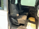 低床ボディは、お子さまの乗降や荷物の積載もスムーズ。後席にも左右分離式のアームレストがついております。ゆっくりおくつろぎいただけます。
