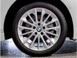 【BMWアロイホイル】軽量かつ強度に拘ったアロイホイル。走行性能ポテンシャルを引き出す設計。車の足元を引き締めてくれる大きなポイントはアロイホイルです。