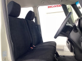 広い足元に肘掛けもついたゆったり座れるシートです。運転席と助手席の間が空いているため、助手席側への移動がスムーズです。交通量の多い道でも、助手席側から乗り降りができます。