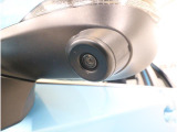 助手席側で見えにくい左前方の映像を、車内のマルチファンクションディスプレイに映し出します。前方への駐車や左寄せ、狭い道でのすれ違いなど、さまざまなシーンで安心して運転できる便利な機能です。