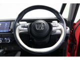 運転中もハンドルでの操作が可能です。特に高速道路等の目が離せない運転時には、便利さだけでなく、安全性も兼ね備えております。