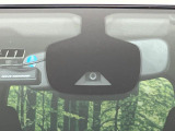 【エマージェンシーブレーキ】走行中に前方の車両等を認識し、衝突しそうな時は警報とブレーキで衝突回避と被害軽減をアシスト。より安全にドライブをお楽しみいただけます。