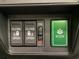 リアドアは乗り降りに便利な両側電動スライドドアです。また運転席に座っていながらスイッチ操作で自在にスライドドアを開け閉めできます。