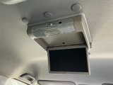 【後席用プルダウンモニター】後ろに乗車している人を飽きさせません♪ テレビやDVDビデオを見ながら楽しいドライブを♪使わない時は格納できますので、ジャマになる事もありません♪