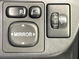 【電動格納ミラー】サイドミラーは電動格納式となっており、狭い駐車場でもキズがつくリスクを抑えられます。