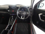 革巻きステアリングで快適な操作性の運転席です。