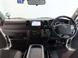 高いホールド性で運転姿勢が安定します。長距離ドライブでも疲れにくいのが魅力です。快適なドライビングライフをお送りください♪