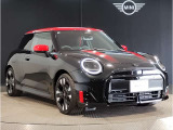 MINIのフロントグリルのデザインはイギリスで生まれた当初から、シルバーのサイドバーが折り重なった伝統的なデザインで御座います。その伝統はBMWのお車になってからでも少しずつ形を変えて守られております