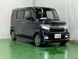 狭い駐車場でも、スライドドアならチャイルドシートへのお子さまの乗降や荷物の積載もスムーズ。とても便利な【助手席側。電動スライドドア】ドアハンドを少し引くだけでリアドアが自動開閉します。
