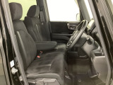 女性でも運転がしやすいように、シートの高さ調整機能(シートリフター)がついています。運転席と助手席の間が空いている為、助手席側への移動がスムーズです。交通量の多い道でも助手席側から乗り降りができます。
