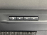 メモリー機能付フルパワーシート『ドライバー三名までのシートポジションを記憶するメモリー機能付きのフルパワーシートを装備します。ご家族でのご使用をお考えの方にもぜひおすすめさせていただきます。』