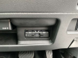 運転席から手の届く位置に ETC車載器付いております。高速道路の料金所もスムーズに通過できますよ♪