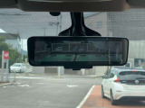スマートルームミラーです。多人数乗車時やお荷物の多い時でも カメラで後部を映し出します