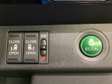 リアドアは乗り降りに便利な両側電動スライドドアです。また運転席に座っていながらスイッチ操作で自在にスライドドアを開け閉めできます。燃費に役立つECONボタンもここです。