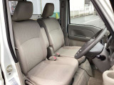体をしっかり支えるシート形状で、運転姿勢を安定させやすい運転席。アームレスト付きで長時間の運転でも姿勢を保ちやすく、日常使いに配慮された空間です。