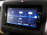 CD、DVD、Bluetooth、AM、FM、スマートフォン接続ができます。