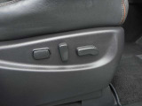運転席と助手席は電動シートになります。