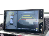 パノラミックビューモニターを装備。駐車場や交差点でクルマを真上から見るように周囲を確認できます。機能の詳細は販売店スタッフまでおたずねください。