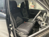 運転席まわりです。運転席からの視界が左右に広く隅々まではっきりと見渡せます!クルマの前端も把握しやすく安心して運転できます!