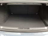 ラゲッジルーム内の凹凸をなくす事でスッキリした広がりを造りだし、荷物がスムーズに出し入れできる気持ちよさ、使い易さを実現!