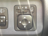 【電動格納ミラー】サイドミラーは電動格納式となっており、狭い駐車場でもキズがつくリスクを抑えられます。