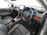 シンプルで使いやすいデザインの運転席です。
