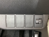 ハンドルの右側にはヘットライトリベライザーがついています。ヘッドライトリベライザーは道路状況や積荷の加重に応じてライトの高さを調節できます。