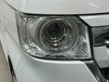 LEDヘッドライトは、点灯の瞬間から最大光量を発揮し、突然暗くなるトンネルなどでの安定感を高めます。
