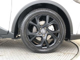 マットブラック塗装が施された純正18インチアルミ!タイヤサイズは225/50R18です