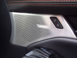 BOSE社との共同開発により室内空間に最適な音響チューニングを施し、クリアで臨場感のあるダイナミックサウンドをお楽しみいただけます。